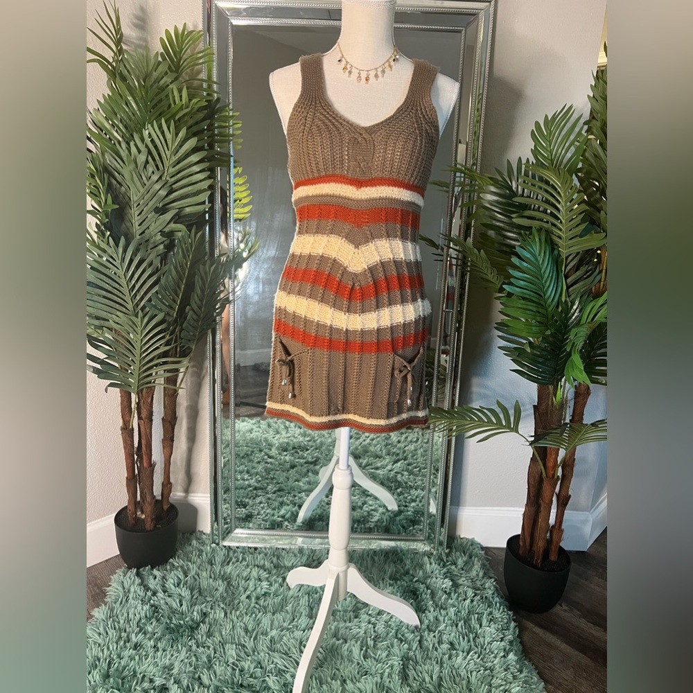 Knit brown dress with 2 cute little pockets at the front